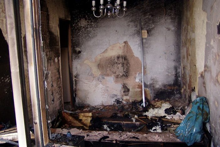 HASIČI ZACHRÁNILI SOUSEDKU PŘED POŽÁREM, KOČCE UŽ NEPOMOHLI