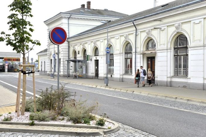DLOUHO PŘIPRAVOVANÁ REKONSTRUKCE NÁDRAŽNÍ BUDOVY ZAČALA