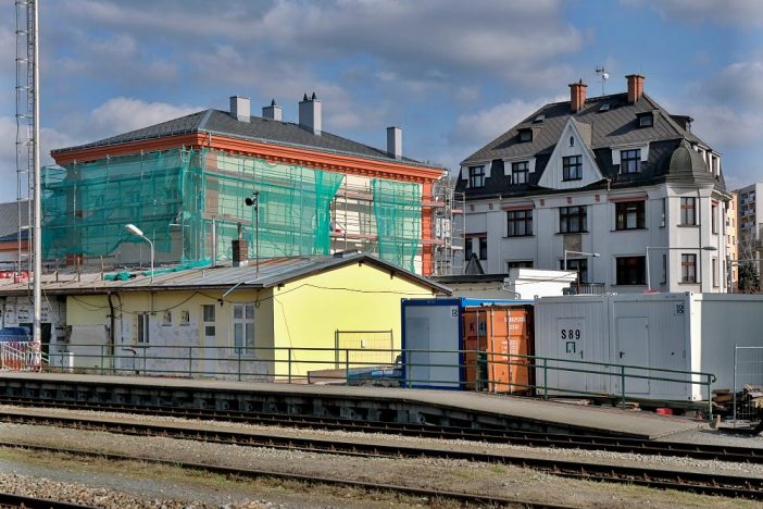 NA NÁDRAŽÍ SE PILNĚ PRACUJE, KNIHOVNA A POŠTA ZDE BUDOU FUNGOVAT UŽ NA PODZIM