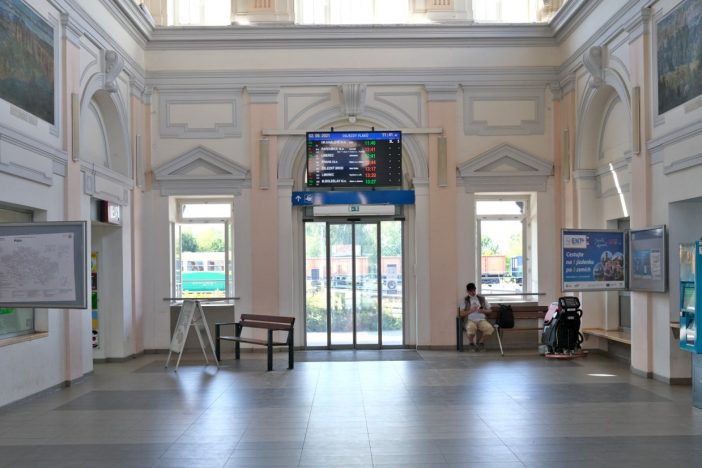 LIDÉ PODEPISUJÍ PETICI NA PODPORU ZACHOVÁNÍ POKLADNY ČESKÝCH DRAH NA TURNOVSKÉM NÁDRAŽÍ