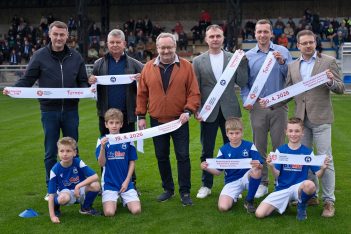 TRÁVU Z KOZÁKOVA NAHRADIL SETÝ ZELENÝ KOBEREC