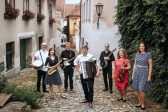 MACKIE MESSER KLEZMER BAND VÍTÁ NOVÉ ALBUM „SHALOM CHAVERIM“ MACKIE MESSER KLEZMER BAND VÍTÁ NOVÉ ALBUM „SHALOM CHAVERIM“