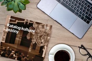 SEZNAMTE SE. KATALOG KULTURNÍ SEZONY 2026/2027 JE NA SVĚTĚ