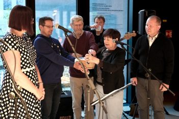 „SHALOM CHAVERIM.“ MACKIE MESSER KLEZMER BAND PŘICHÁZÍ S TŘETÍM ALBEM I POSELSTVÍM MÍRU