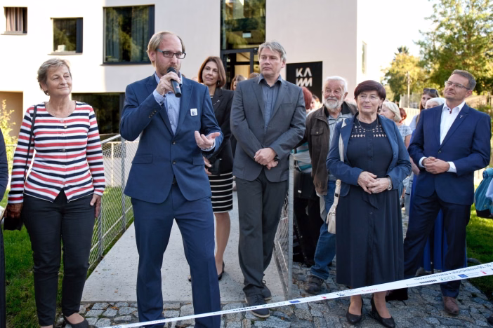 ÚSILÍ DESETILETÍ JE UZAVŘENO: TURNOV MÁ NOVOU KNIHOVNU